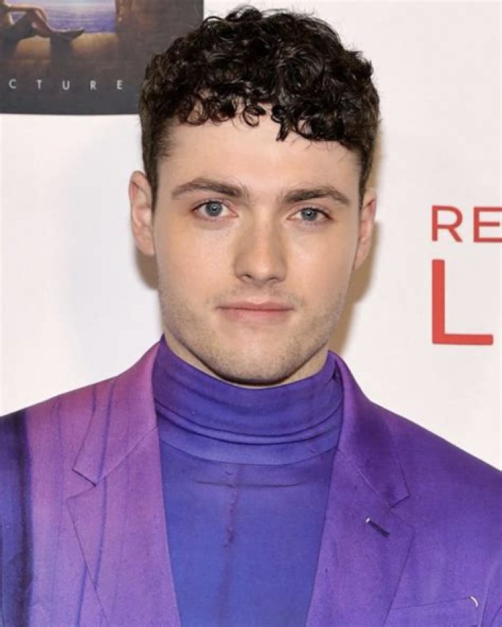 Actor Tom Lewis Age, Girlfriend, Height, Net Worth, Parents & More