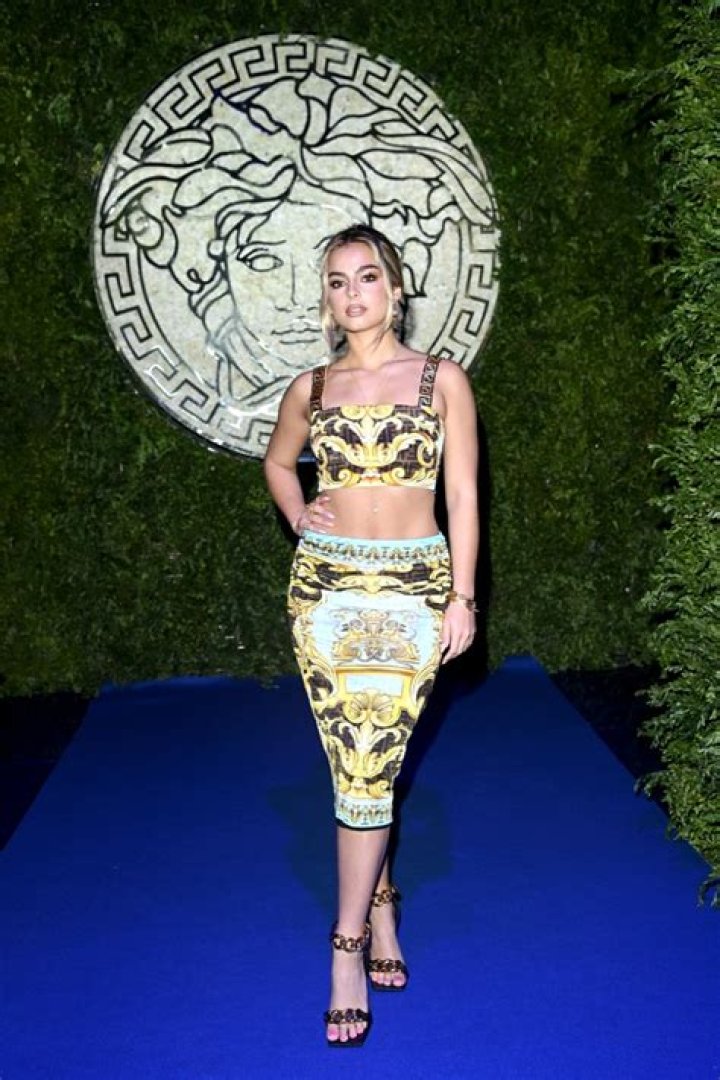 Addison Rae Flaunts Flat Abs in Swimsuit in Hawaii  — Celebwell