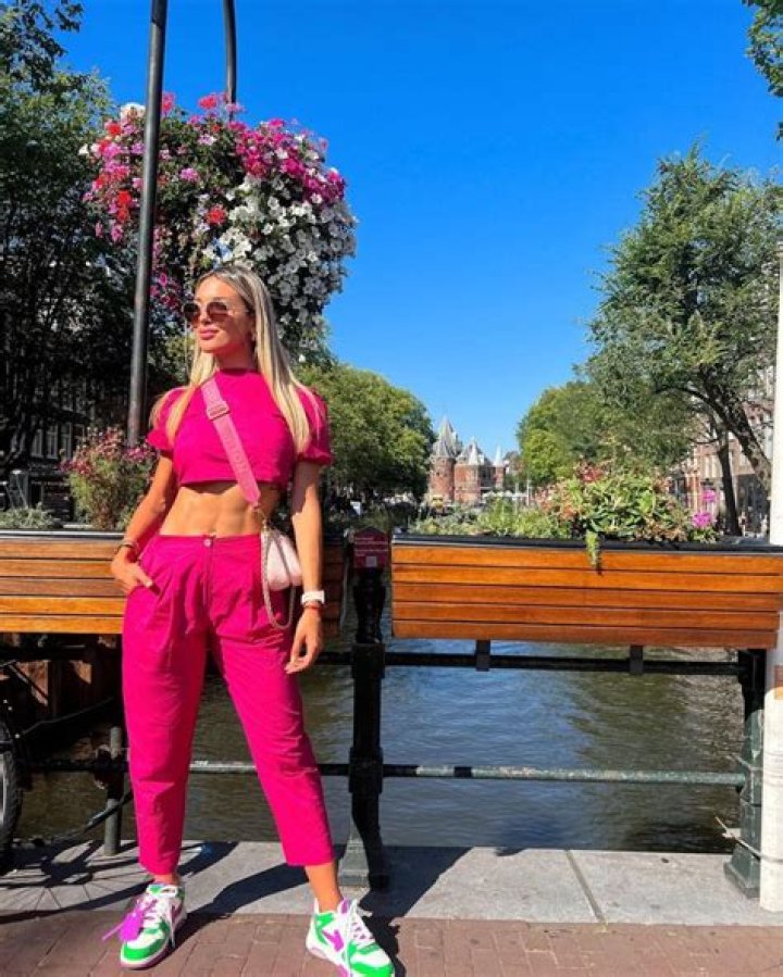 Agustina Gandolfo in Two-Piece Workout Gear Says "Make a Healthy Breakfast"