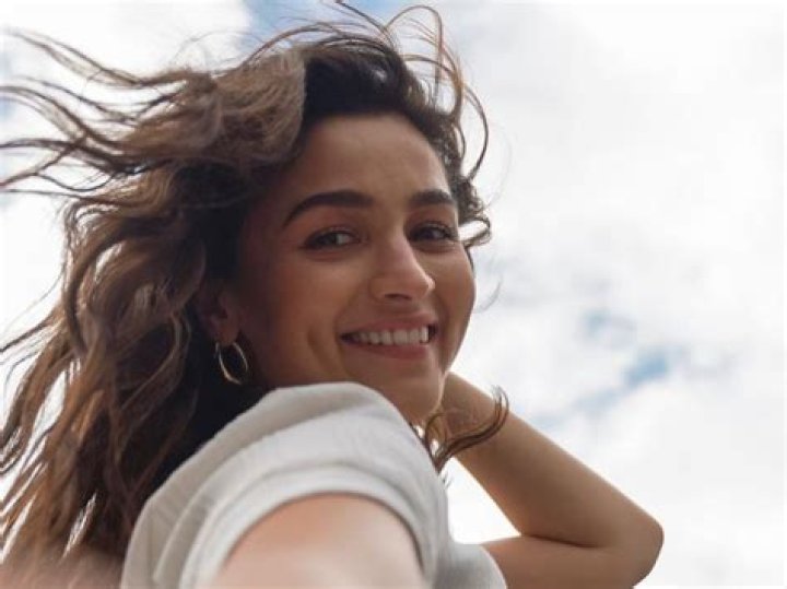 Alia Bhatt in Bathing Suit "Smells Like Heaven" — Celebwell