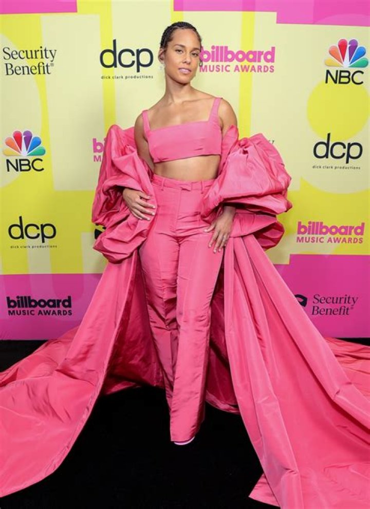 Alicia Keys in Bathing Suit Has "Aquarius Energy" — Celebwell