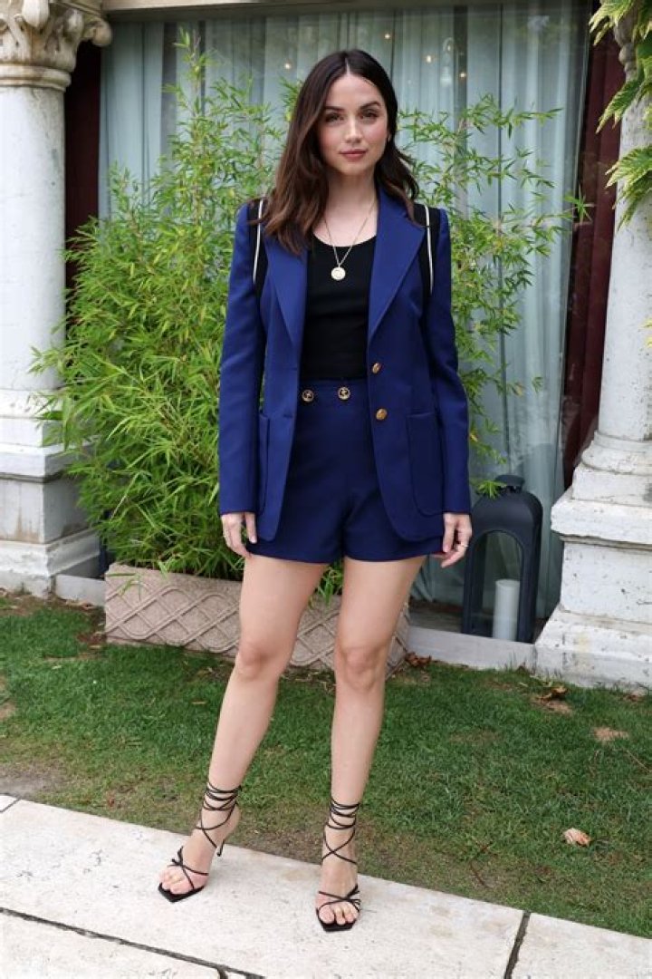 Ana de Armas Bra Size, Age, Weight, Height, Measurements