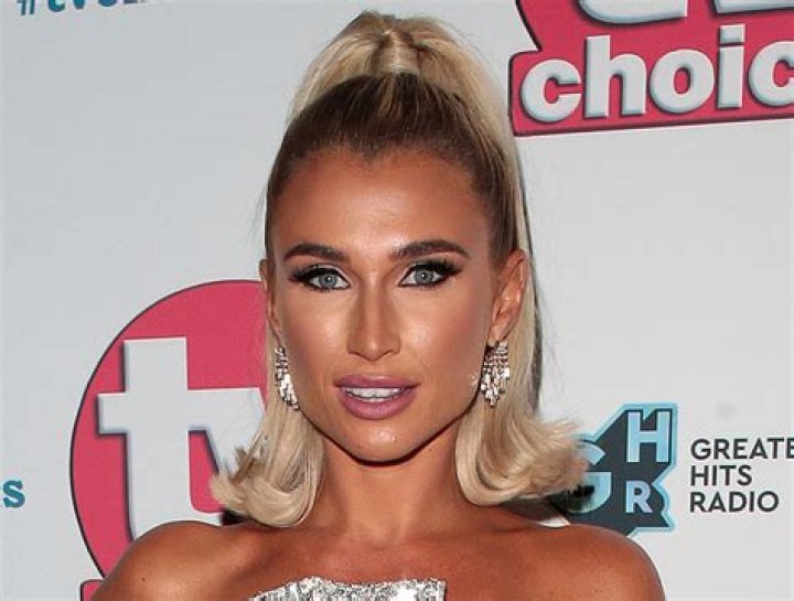 Billie Shepherd in Bathing Suit Says "Here Comes the Sun" — Celebwell