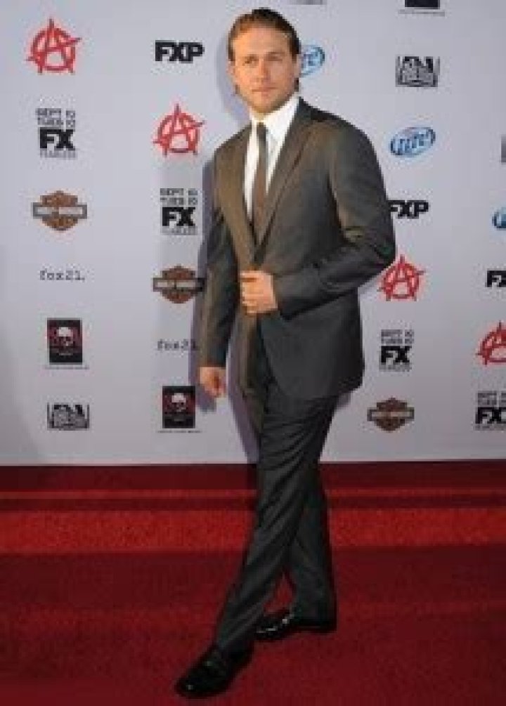 Charlie Hunnam Body Measurements Height Weight Shoe Size Vital Stats Bio