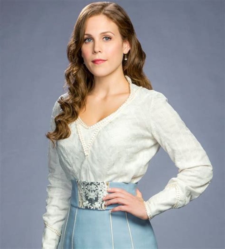Erin Krakow Bra Size, Age, Weight, Height, Measurements