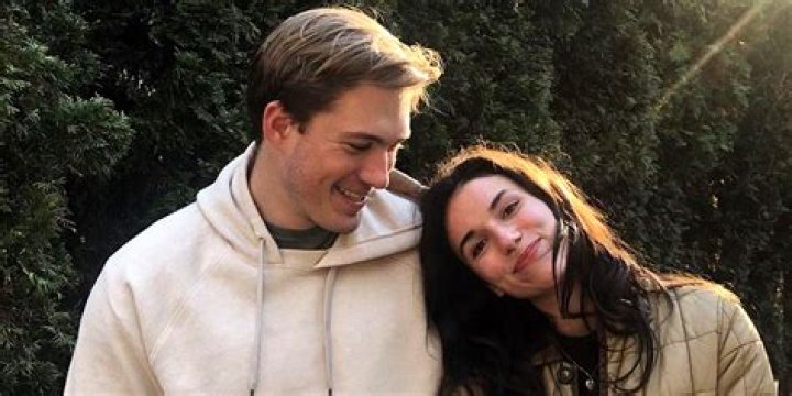 Grace Caroline Currey Wiki, Age, Boyfriend, Fiancé, Height, Family & More