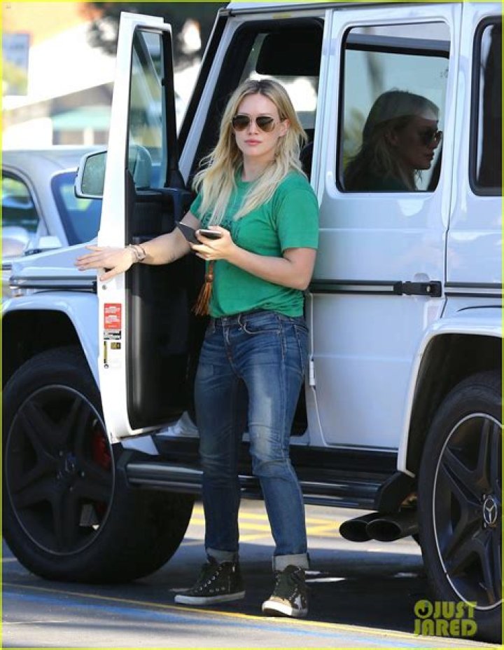 
How Much Money Does Hilary Duff Make? Latest Income Salary
