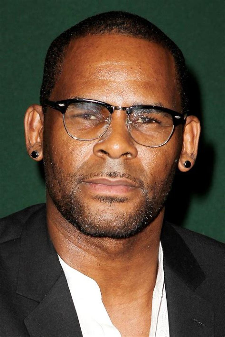 
How Much Money Does R. Kelly Make? Latest Income Salary
