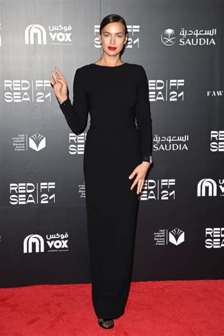 Irina Shayk in Bathing Suit Says "Thank U" — Celebwell