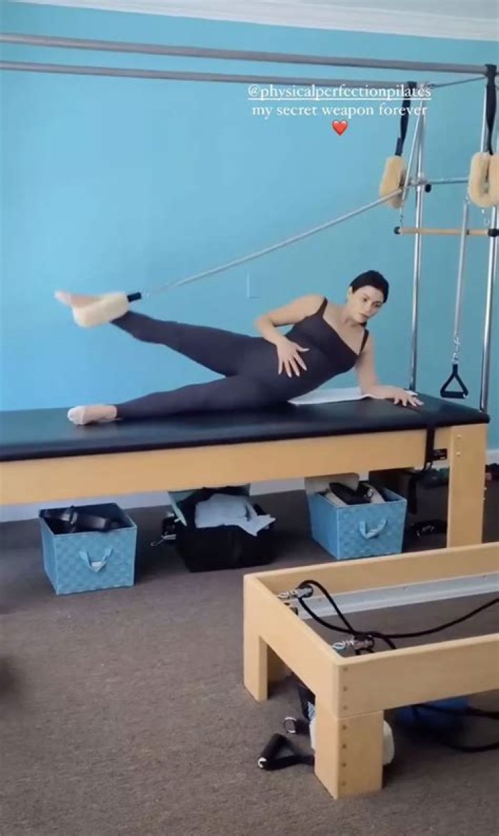Jenna Dewan In Black Leggings Shows Pregnancy Pilates Workout