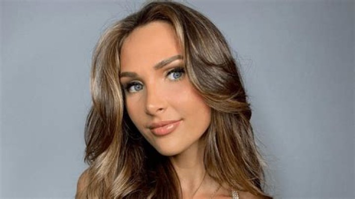 Jessie Wynter in Bathing Suit Shars a "Coupla Throwback Pics" — Celebwell