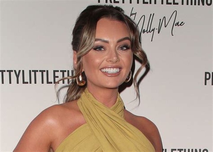 Kendall Rae Knight in Bathing Suit Has a “Sweet Escape” — Celebwell