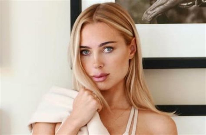 Kimberley Garner Shares Swimsuit Photo, "Tis the Season" — Celebwell