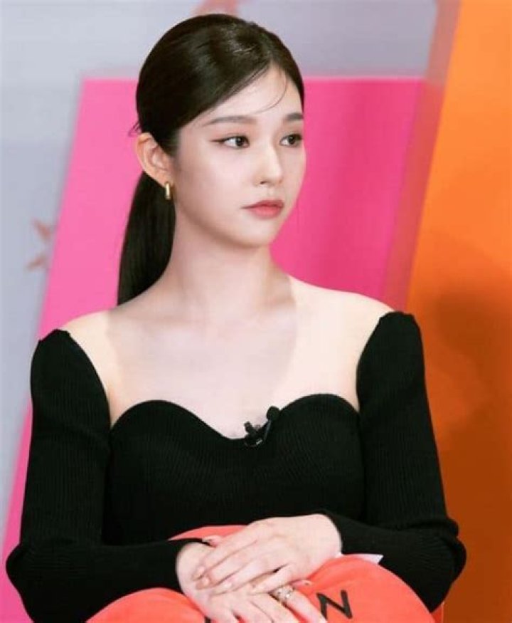 Lee Si Woo Wiki, Age, Birthday, Boyfriend, Net Worth, Height & More