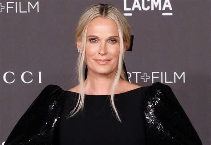 Molly Sims Shows Off Fit Figure in Swimsuits — Celebwell