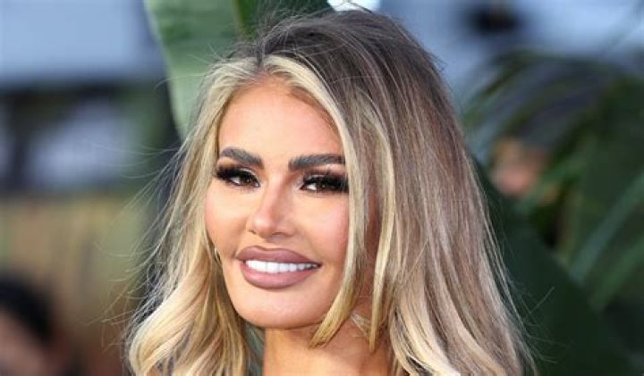 Only Way Is Essex Star Chloe Sims in Bathing Suit Says "Loyal Hearts Stay" — Celebwell