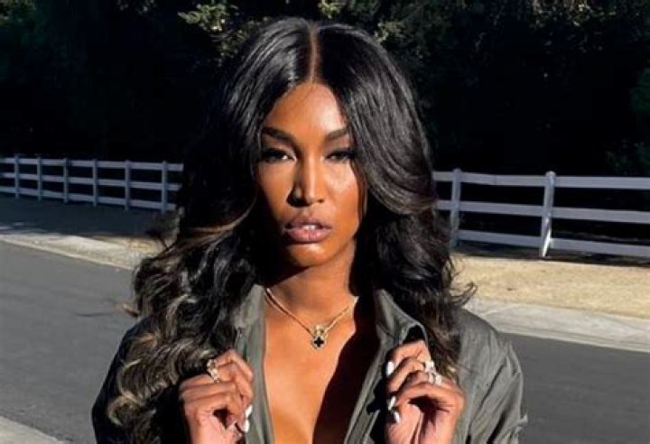 Sessilee Lopez-Holmes in Bathing Suit Has "Muscle Mommy Moment" — Celebwell