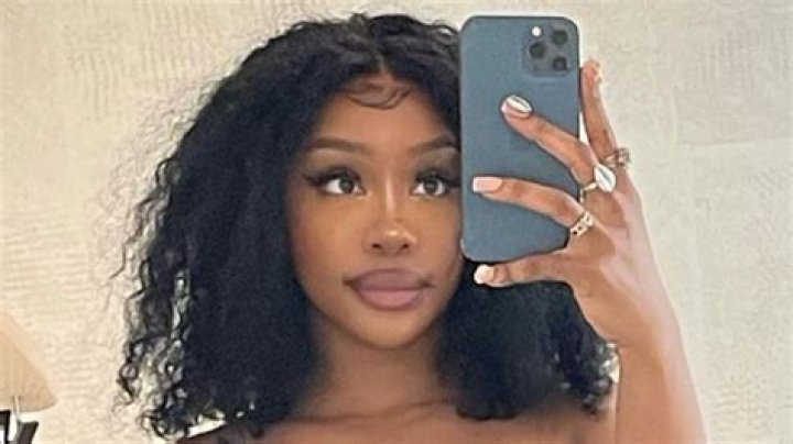 SZA Shares Swimsuit Photo as "Vibes Were Positive"