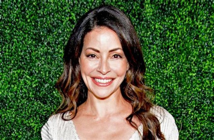 Two and a Half Men Star Emmanuelle Vaugier in Two-Piece Workout Gear Longs for "Summer Sunshine"
