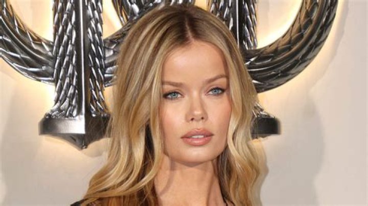 Victoria’s Secret Model Frida Aasen In Black Leggings Does Full Body Workout